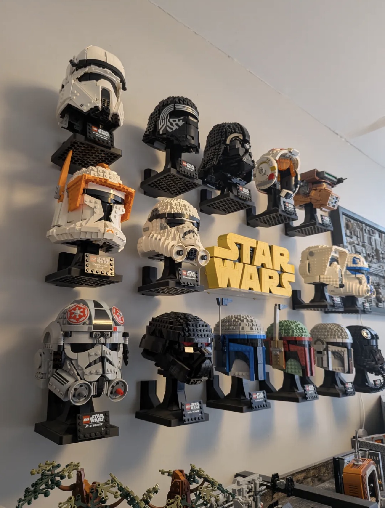 Стойка за закрепване на каски LEGO Star Wars – Стенна стойка